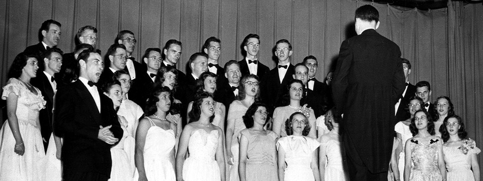 choir performs in 1948